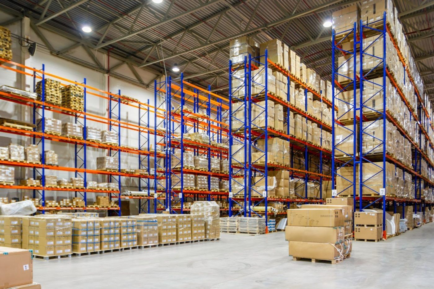 warehouse-with-pallet-racks-and-boxes